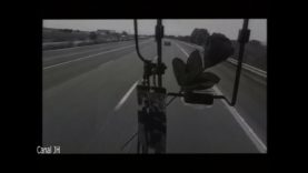 68. Johnny Hallyday – pr‚sentation des musiciens de la tourn‚e dans le bus – 21 octobre 1994 – vignette