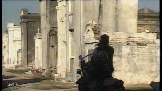 97. Johnny Hallyday – interview cimetiŠre Saint-Louis – 1990 vignette