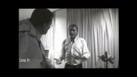 689-johnny-hallyday-fache-et-frustre-apres-son-concert-en-allemagne-1994-mp4 vignette