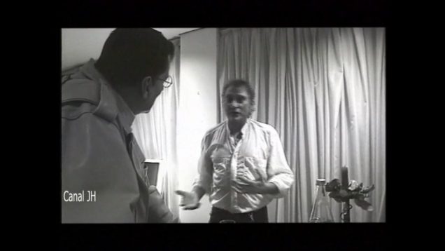 689-johnny-hallyday-fache-et-frustre-apres-son-concert-en-allemagne-1994-mp4 vignette