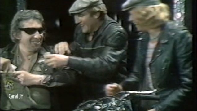801-johnny-hallyday-serge-gainsbourg-et-gerard-depardieu-harley-davidson-1980-mp4 vignette