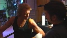 973-johnny-hallyday-tatouages-a-la-maison-1995-mp4 vignette