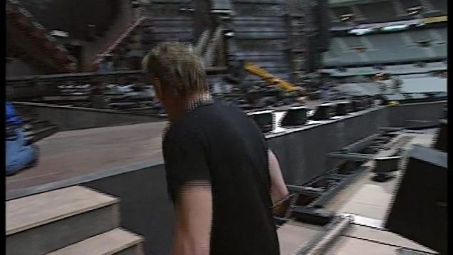 976-johnny-hallyday-premiere-visite-du-stade-de-france-et-du-decor-1998-mp4 vignette