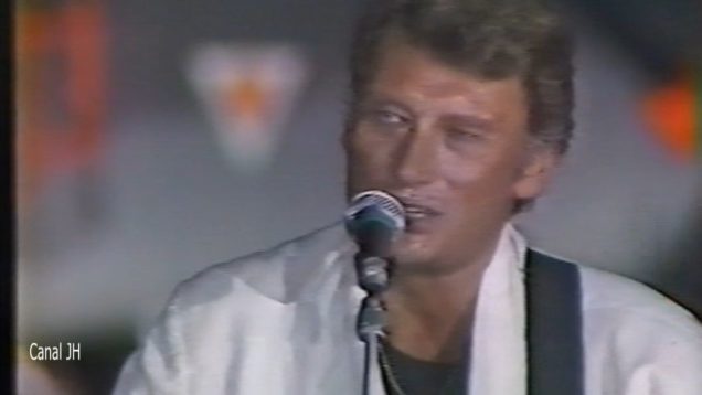 1119-johnny-hallyday-la-musique-que-jaime-retour-sur-le-porte-avion-foch-1988-mp4 vignette