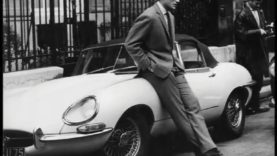 1153-sans-logo-johnny-hallyday-en-voiture-mp4 vignette