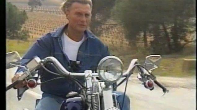 1164-johnny-hallyday-moto-et-plage-1992-mp4 vignette