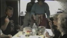 1169-johnny-hallyday-chante-santa-lucia-dans-la-cuisine-1989-mp4 vignette