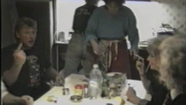 1169-johnny-hallyday-chante-santa-lucia-dans-la-cuisine-1989-mp4 vignette
