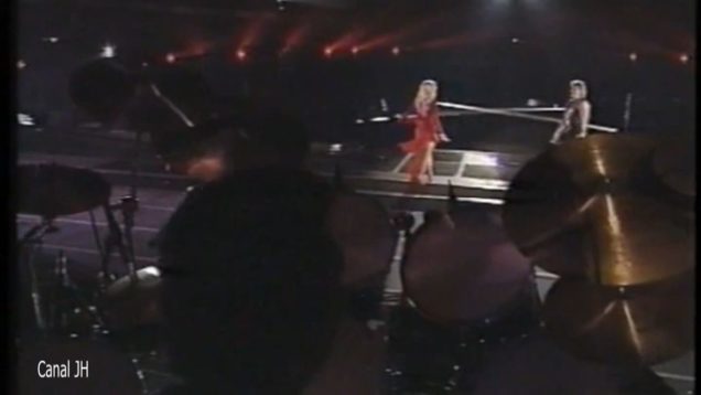 1186-johnny-hallyday-et-sylvie-vartan-medley-4-parc-des-princes-1993-mp4 vignette