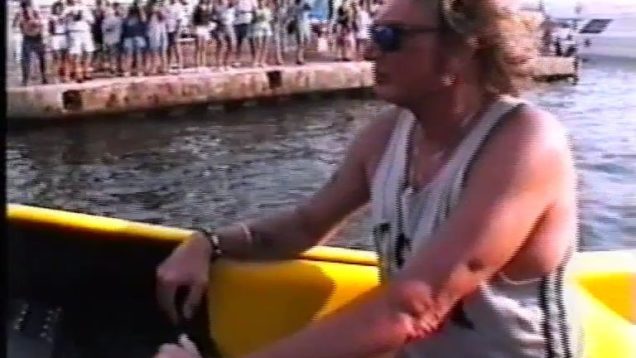 33. Johnny Hallyday et Laeticia – baignade à St-Tropez – 1995 vignette